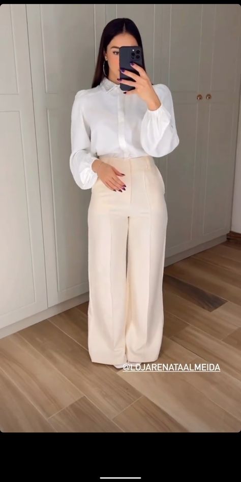 Look trabalho, look elegante, look social, iara Guimarães looks. White Lawyer Outfit, Look Chic Elegante, New Look Fashion, Look Office, Camisa Social, Look Formal, Elegant Attire, Stylish Work Attire, Outfits Chic