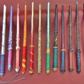 Harry Potter Bday, Glue Craft, Glue Art, Festa Harry Potter, Wizard Wand, Diy Wand, Harry Potter Halloween, Harry Potter Wand, Harry Potter Crafts