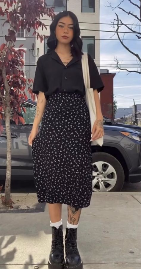 Midi Skirt Outfit Aesthetic, Printed Midi Skirt Outfit, Midi Skirt Fall Outfit, Floral Midi Skirt Outfit, Mid Skirt Outfits, Rockstar Girlfriend Outfit, Midi Skirt Outfit Fall, Black Midi Skirt Outfit, Crochet Baby Romper