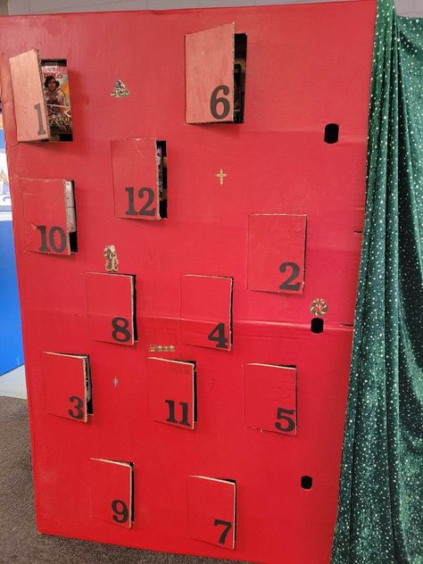 Place books behind each door. Giant Book Display, Library Advent Calendar, Library Christmas, School Library Displays, Library Displays, Book Display, Christmas Display, School Library, Christmas Ideas