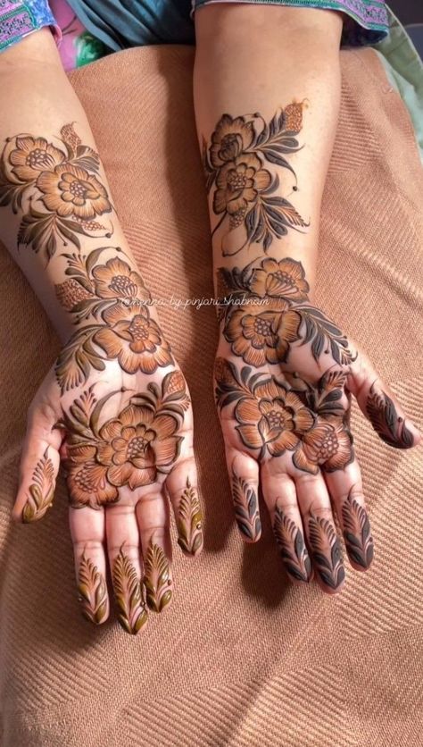 Front Mahendi Design Latest, Inner Hand Mehndi Designs, Arabic Henna Designs Front Hand, Front Mehndi Designs, Mehndi Beautiful, Front Hand Mehndi Designs, Meeting Celebrities, Beautiful Mehndi Designs, Front Mehndi Design