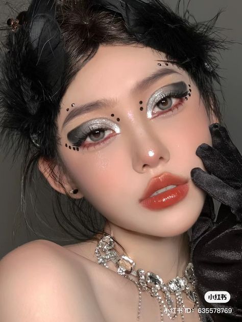 Black And White Douyin Makeup, Douyin Halloween Makeup, Boy Vampire Makeup, Douyin Makeup Black, Acubi Makeup, Black Swan Makeup, Silver Glitter Makeup, Unlucky Morpheus, Swan Makeup