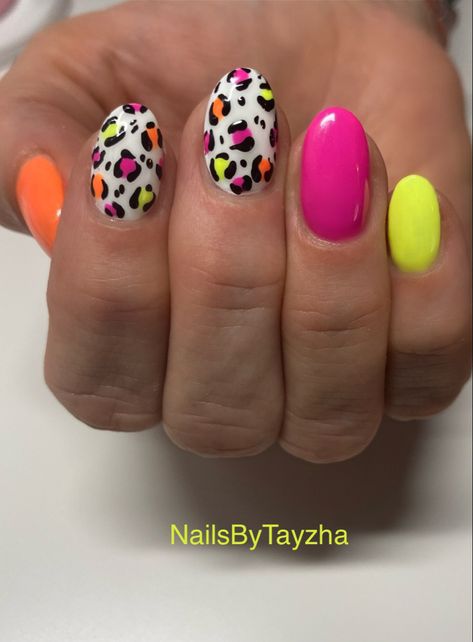 Rainbow Cheetah Print Nails, Summer Nails Leopard, Neon Leopard Nails, Lisa Frank Nails, 80s Things, Claire's Nails, Glow Dance, Cheetah Print Nails, Black Halloween Nails