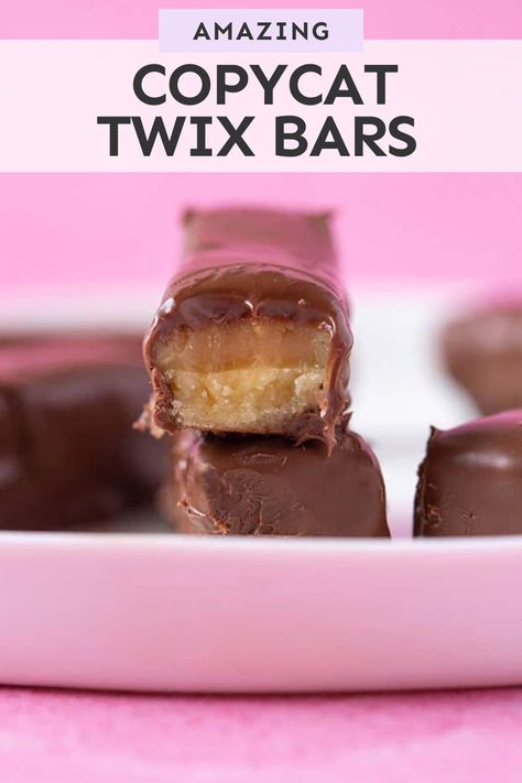 Learn how to make your own Twix Bars from scratch. Long shortbread fingers covered in a thick layer of caramel all dipped in milk chocolate – just like the Twix candy bar! Recipe from sweetestmenu.com #twix #candy Twix Candy Bar, Dessert Baking Recipes, Shortbread Fingers, Easy Delicious Dessert, Twix Candy, Homemade Twix Bars, Twix Chocolate, Candy Bar Recipe, Twix Bars