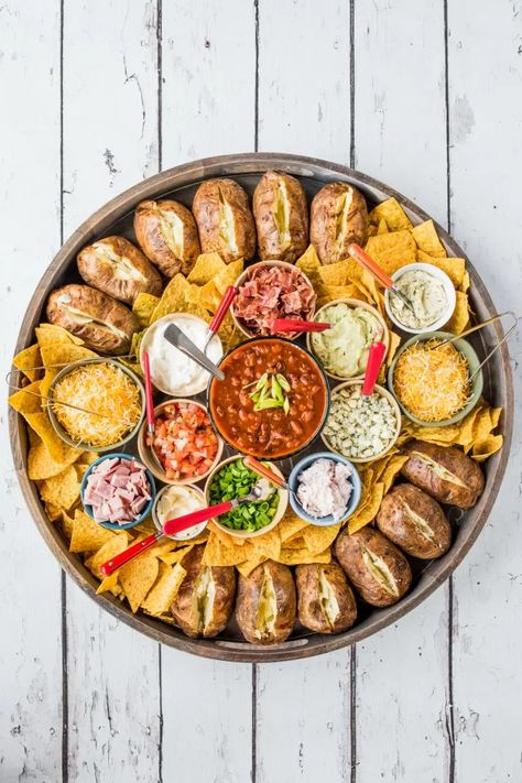 A delicious Baked Potato Dinner Board with all your favorite toppings, perfect for a casual party! Serve a hot bowl of chili in the center! #bakedpotatoes #bakedpotatodinner #potatoes #healthyrecipes #chili #chiliinspiredrecipes #dinnerrecipes #fallrecipes #reluctantentertainer #dinnerboard Baked Potato Dinner, Russet Potato Recipes, Hot Chocolate Desserts, Fruit Kabob, Sweet Potato Dinner, Dinner Board, Baked Potato Bar, Chili Toppings, Potato Bar