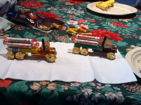 candy trucks!awwwwww Candy Truck, Diy Christmas Candy Gifts, Kids School Gifts, Candy Train, Candy Sleigh, Christmas Candy Crafts, Candy Car, Diy Christmas Candy, Christmas Candy Gifts