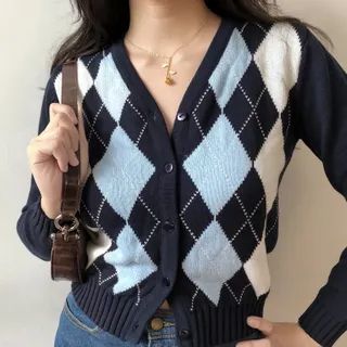 Sinora - Cárdigan corto de rombos con cuello en V Brandy Melville Outfits, Argyle Cardigan, Fe Clothing, Pullover Mode, Plaid Cardigan, Women Sweaters Winter, Long Sleeve Outerwear, Plaid Sweater, England Fashion