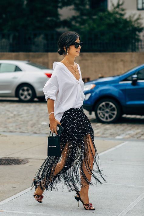 Fringed Skirt Street Style, Black White Street Style, Ny Fashion Week 2022 Street Style, Classy Edgy Fashion Outfits Summer, Chic Street Styles 2023, Skirts Street Style, Crazy Streetwear, Luxe Street Style, Skirt Street Style