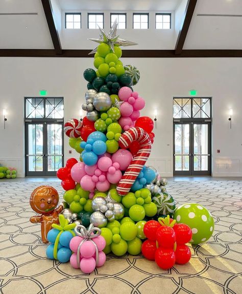 How To Make Balloon Christmas Tree, Christmas Tree Out Of Balloons, Balloon Christmas Trees, Grinch Balloon Decorations, Christmas Tree With Balloons, Christmas Tree Balloons, Balloon Board, Balloon Christmas Tree, Christmas Tree Shopping