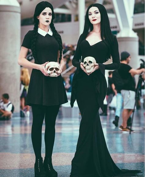 20 Sencillos disfraces que puedes usar con tu mejor amiga Morticia Addams Costume, Halloweenský Makeup, Halloween Coustumes, Diy Kostüm, Morticia Addams, Diy Halloween Costumes Easy, Scary Halloween Costumes, Halloween Costumes Friends, Last Minute Halloween Costumes