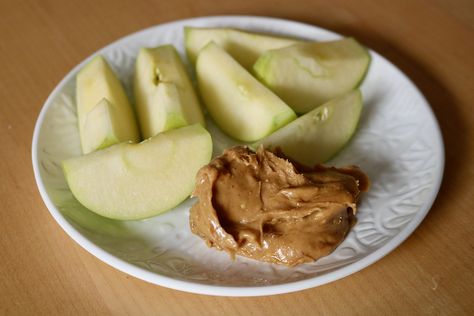 Peanut Butter Apple Oatmeal, Apples And Peanut Butter Aesthetic, Apple Peanut Butter Snack, Apples With Peanut Butter, Apples Aesthetic, Peanut Butter And Fruit, Apple With Peanut Butter, Apples And Peanut Butter, Apple Peanut Butter