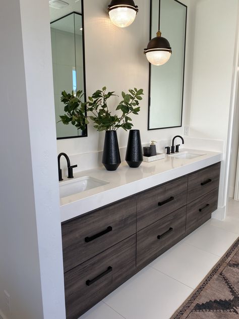 Modern Bathroom Two Sinks, Bathroom Remodel One Sink, Owner Suite Bathroom Ideas, Black White Bathrooms Modern, Bathroom Black Tile Floor, Double Vanity Bathroom Ideas Modern, Double Sink Bathroom Ideas Decor, Master Bath On A Budget, 2 Sink Bathroom Ideas