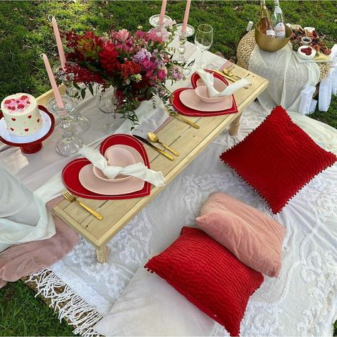 Valentine Picnic Set Up, Picnic Date Valentines Day, Valentine’s Day Picnics, Picnic Ideas Valentines Day, Valentine’s Day Beach Picnic, In Home Picnic Date, Picnic For Him Ideas, Picnic Food Ideas Valentines Day, Outdoor Galentines Party