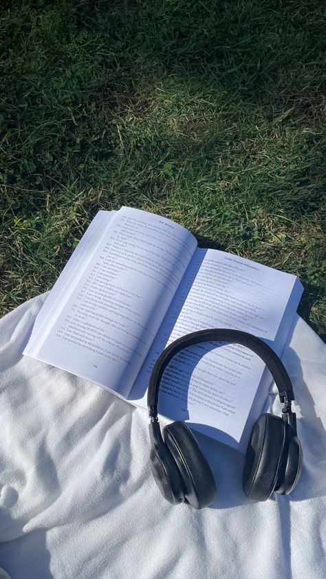 instastory @theotyllier #books #headphones Books And Headphones, Headphones Photo, Reading Aesthetics, Bookshelf Inspiration, Aesthetic Heart, Books Novels, Guitar Photos, Outdoor Pictures, Paris Aesthetic