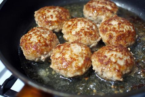 The Juiciest Pork Breakfast Sausage Patties Recipe Ever (You'll Be Surprised Why!) | Breakfast | 30Seconds Food Pork Breakfast Sausage Recipes, Best Low Carb Breakfast, Pancake Muffins Recipe, Breakfast Egg Casserole Recipes, Breakfast Sausage Patties, Pork Breakfast Sausage, Breakfast Sausage Recipes, Sausage Patties, German Sausage