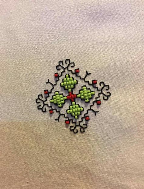 Free Hand Embroidery, Kasuti Embroidery, Kutch Work Designs, Hand Embroidery Videos, Diy Embroidery Patterns, Hand Embroidery Tutorial, Handmade Embroidery Designs, Bead Embroidery Patterns, Embroidery Stitches Tutorial