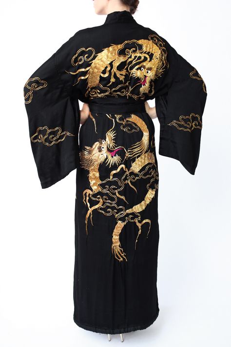 Dragon kimono Dragon Kimono, Dragon Dress, Bohemian Kimono, Japanese Dragon, Beautiful Kimonos, Japanese Silk, Androgynous Fashion, Estilo Punk, Silk Robe