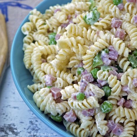 My homemade, copycat version of Ruby Tuesday's pasta salad. Perfect for a summer party! Ruby Tuesday Pasta Salad, Roadtrip Snacks, Ham Pasta Salad, Ruby Tuesday Recipes, Hearty Food, Ham Pasta, Cold Pasta Salad Recipes, Pasta Salad Dressing, Ruby Tuesday