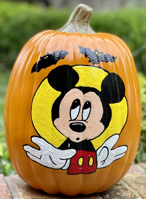 Painted Pumpkins Ideas Halloween, Pumpkin Painting Ideas Cartoon, Winnie The Pooh Pumpkin Painting Ideas, Pumpkin Disney Painting, Lion King Pumpkin Painting, Mikey Mouse Pumpkin, Simba Pumpkin Painting, Drawing On Pumpkins, Painted Pumpkins Disney