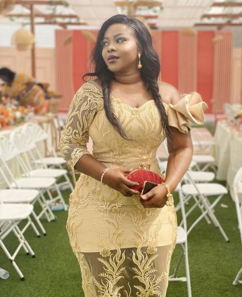 Lace Styles For Wedding Guest Outfits, Lace Dress Classy For Wedding Guest, African Design Dresses Classy Wedding, Wedding Guest Lace Dress African, Lace Dress Styles Ghana, Lace Dress Styles Nigerian, Lace Styles For Wedding, White Lace Dress Short, Lace Dress Classy