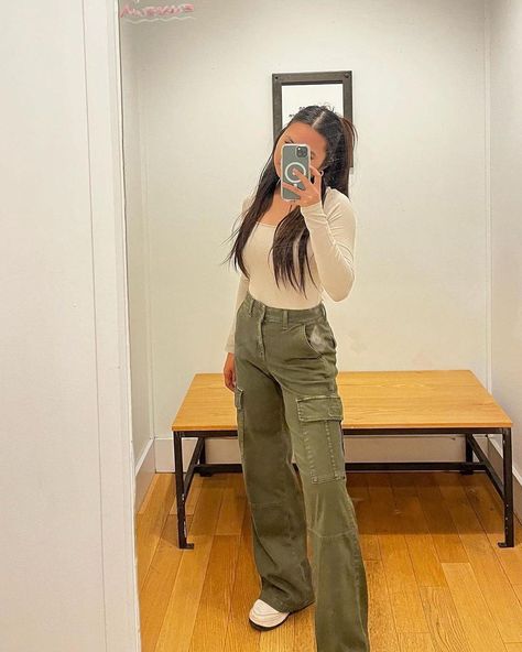 Green Cargo Outfits Women Winter, High Waisted Green Pants Outfit, Green Cargo Pants Outfit Going Out, Green Pant Winter Outfit, Green Wide Leg Cargo Pants Outfit, Army Green Cargo Pants Outfit For Women, Green Cargo Pants Outfit Fall, Green Cargo Jeans Outfit, Green Baggy Pants Outfits