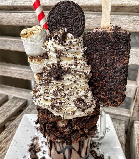 Oreo Smores, Brownie Shake, Milkshake Oreo, Oreo Shake, Easy Coffee Recipes, Junk Food Snacks, Milk Shakes, Food Therapy, Sweet Drinks