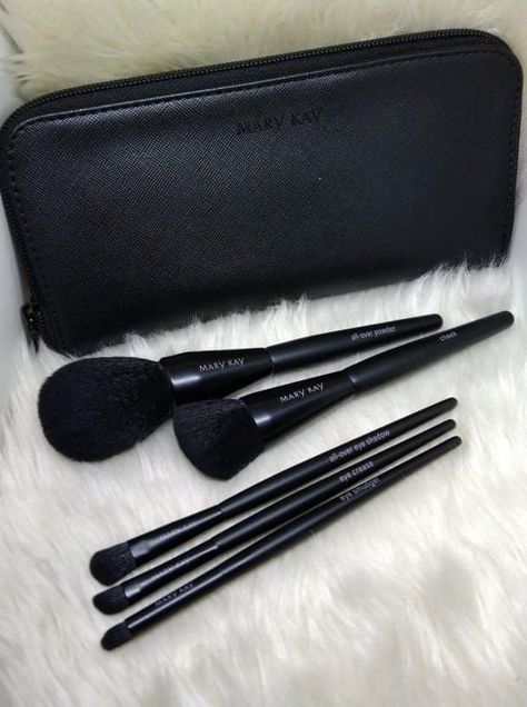 Mary Kay Publicidad, Mary Kay Brushes, Kosmetyki Mary Kay, Mary Kay Marketing, Imagenes Mary Kay, Girl Gift Baskets, Mary Kay Ideas, Long Lasting Foundation, Perfect Eyeliner