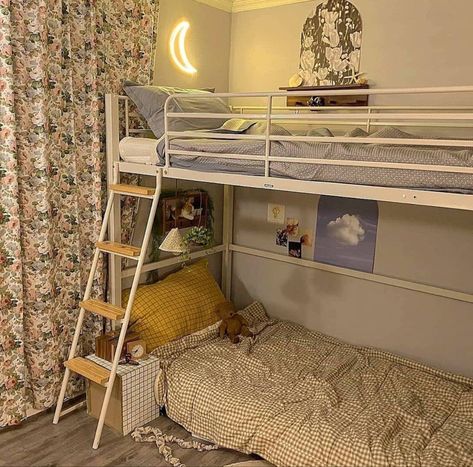 Bunkbed Girls Room Ideas Aesthetic, Aesthetic Bedroom With Bunk Bed, Dorm Bed Storage, Aesthetic Bunk Bed Ideas, Bunk Bed Rooms Decor Aesthetic, Bunk Bed Aesthetic, Bunk Bed Rooms Decor, Bed With Futon, Dorm Bed Headboard