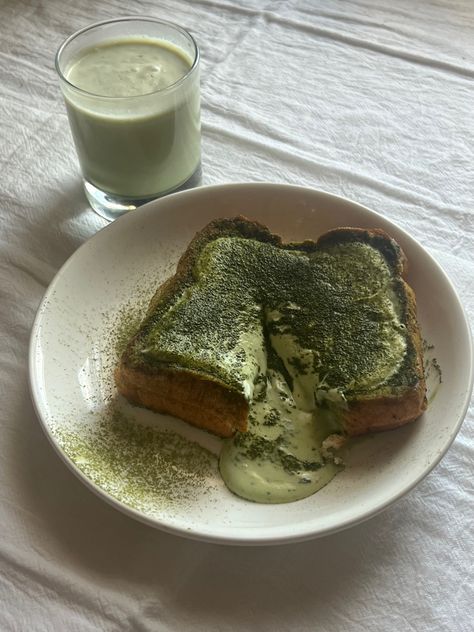 Matcha And Avocado Toast, Matcha Breakfast Aesthetic, Green Baking Aesthetic, Matcha Breakfast Recipes, Matcha Dessert Aesthetic, Matcha Toast, Food Lover Aesthetic, Aesthetic Toast, Matcha French Toast