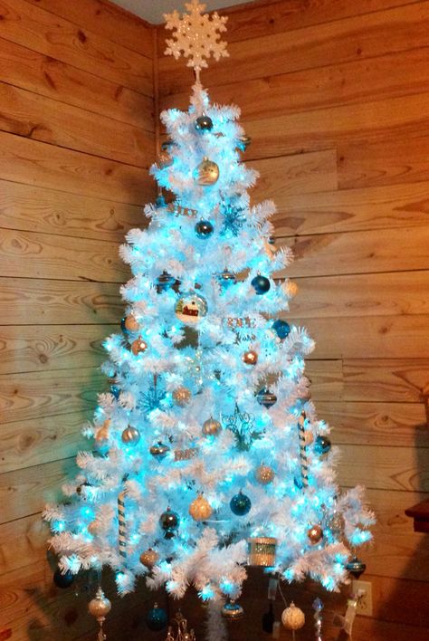 White Christmas Tree Blue Lights, White Christmas Tree With Blue Lights, Turquoise Christmas Tree, Rose Gold Christmas Decorations, Wonderland Christmas, Turquoise Christmas, Large Trees, Christmas Tree Decorating Themes, Rose Gold Christmas