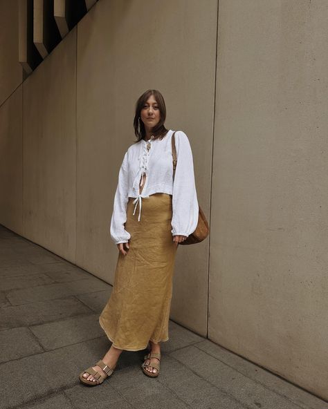 5 Linen Skirt Outfits to Add to Your Summer Rotation | Who What Wear UK Linen Skirt Outfit Summer, Linen Skirt Outfit, Skirt Outfit Summer, Column Skirt, Spring Capsule Wardrobe, Elegant Skirt, Jeans Fashion, Skirt Style, Fashion People