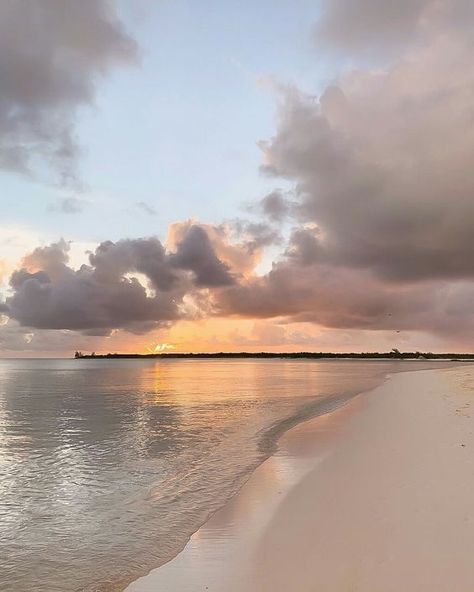 Beach Luxury, Pretty Sky, Beige Aesthetic, Beach Aesthetic, Nature Aesthetic, Beach Vibe, Pretty Places, White Sand, Sky Aesthetic