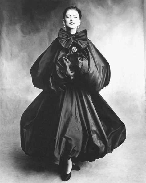 Cristóbal Balenciaga's Signature Looks - Balenciaga Dresses Sack Dress Balloon Jacket Egg Coat Cristobal Balenciaga Designs, Harem Dress, Vintage Balenciaga, Balenciaga Dress, Cristobal Balenciaga, Irving Penn, Vogue Vintage, Balenciaga Fashion, Sack Dress