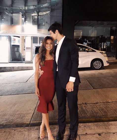 7c4ede33a62160a19586f6e26eaefacfdesc38763177ri Couple Date Night Outfits, Date Night Dress, Classy Couple, Mode Design, Dinner Outfits, Couples Poses For Pictures, Photo Couple, Couple Photography Poses, Date Night Dresses