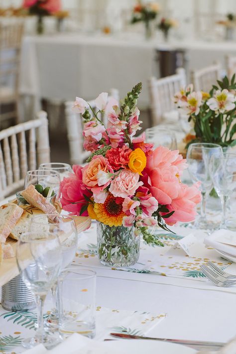 Colourful Wedding Table Centerpieces, Colourful Flower Centrepiece, Colourful Table Centre Pieces, Wedding Table Centerpieces Colourful, Colourful Flowers Wedding Decor, Simple Summer Wedding Table Decor, Colourful Wedding Centerpieces, Wedding Long Table Decorations, Pink Vase Centerpieces