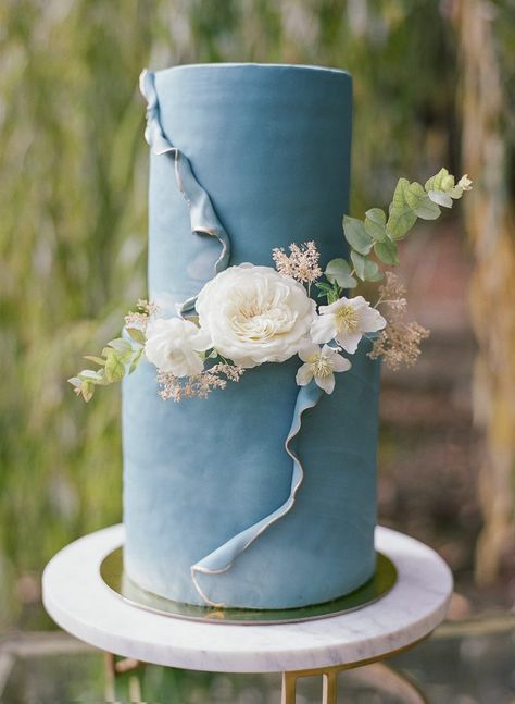 Fancy Treats, Blue Yellow Weddings, Video Cake, Illustrator Portrait, Blue Wedding Cake, Wedding Mint, Spring Wedding Cake, Chic Vintage Brides, Blue Wedding Inspiration