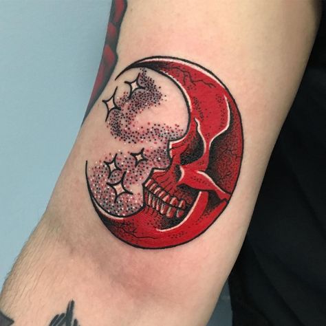 Skylar Skylord Rose Wasserman’s Instagram photo: “Did the blood moon on one of my best friends @vila.vi before she moves away this week 😭 #tattooartist #ladytattooers #moon #moontattoo…” Crescent Moon Skull Tattoo, Blood Moon Tattoo, Red Moon Tattoo, Moon Skull, Skull Moon, Red Skull, Art Halloween, Blood Moon, Skull Tattoos