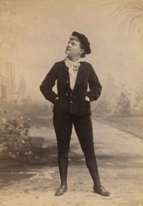 vintage everyday: Women in Pants – Vintage Photos from the 1850s to the '30s Give Us a Glimpse Into an Unexplored Aspect of the Victorian/Edwardian Female World 50s Fashion Women, Halloween Short Stories, Masculine Fashion, Classic Photography, Bee Costume, Working Women, Pants Vintage, Victorian Women, Vintage Life