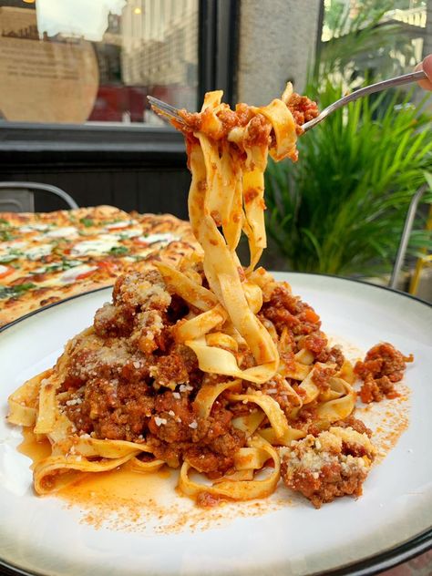 Spaghetti Aesthetic Food, Pasta Bolognese Aesthetic, Spaghetti Bolognese Aesthetic, Bolognese Aesthetic, Aesthetic Food And Drink, Tagliatelle Bolognese, Spaghetti Bolognaise, Salty Foods, Tasty Pasta