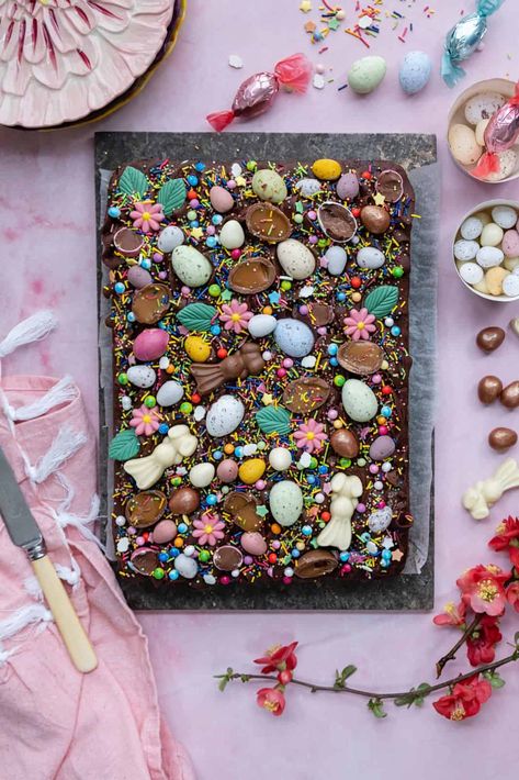 This easy Easter Traybake Cake is sure to WOW everyone! Deliciously soft and fluffy sponge, rich chocolate frosting and tons of Easter candy Easter Traybake, Traybake Cake, Easter Tray, Easter Deserts, Cake Easter, Easter 2024, Tray Bake, Easter Candy, Chocolate Frosting