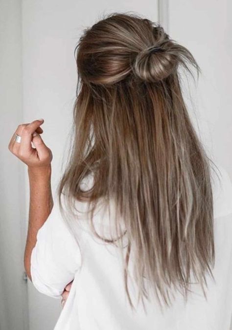 One of the hottest and easiest hairstyles, is the simple half top knot. It's basically just a messy bun on top of your head, and just uses half of your Half Top Knot, Five Minute Hairstyles, Easy Work Hairstyles, Lazy Day Hairstyles, Dunner Wordend Haar, 5 Minute Hairstyles, Dark Blonde Hair Color, Half Top, Daily Hairstyles