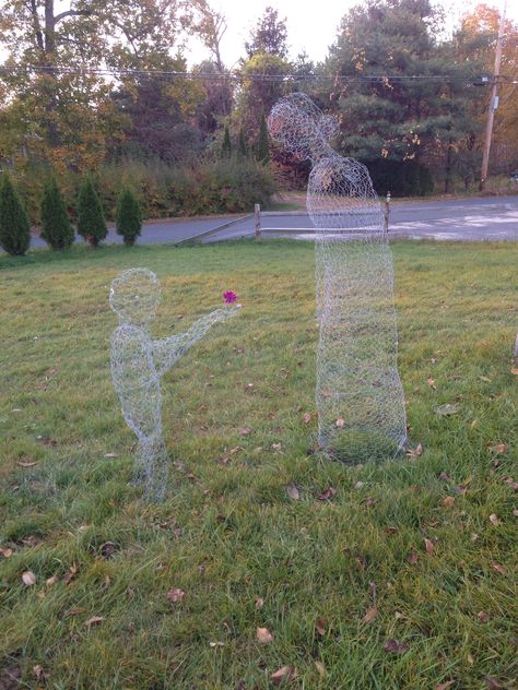 Chicken Wire Halloween Decorations, Yard Ghosts, Scarecrow Contest, Chicken Wire Ghost, Chicken Wire Sculpture, Chicken Wire Art, Halloween Outdoor Decoration, Scarecrows For Garden, Backyard Barn