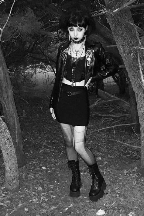 Trad Gothic Outfits, Tradgoth Outfit Women, 90s Industrial Goth, 80s Goth Fashion Women, 90 Goth Fashion, Trad Goth Fits, Vampire Goth Clothes, Female Goth Outfits, 80s Trad Goth Outfits