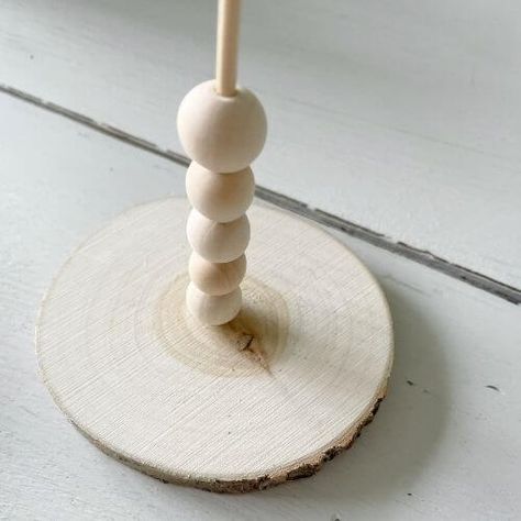 This yarn tree DIY uses yarn, skewers, and wood slices to create a unique look, that's perfect for your cozy farmhouse Christmas decor! Mini Christmas Tree Diy, Barbeque Ribs, Christmas Ornaments Homemade Kids, Christmas Pompom, Christmas Yarn Crafts, Diy For Christmas, Cozy Farmhouse Christmas, Christmas Tree Yarn, Diy Cone