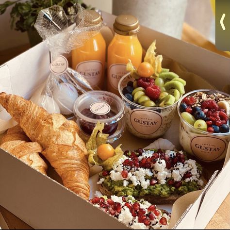 Brunch Grazing Box Ideas, Breakfast Ideas Platters, Healthy Festival Food, Catered Breakfast Boxes, Tea Party Box Ideas, Upscale Food Truck, Sandwich For Tea Party, Healthy Box Gift, Breakfast Grazing Box Ideas