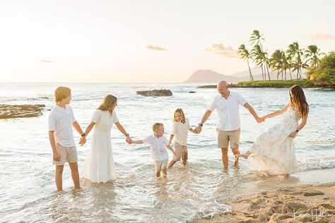 Your family vacation to Hawaii is the perfect time to capture new family photos! ✨ Our photography services cover all the major Hawaiian Islands including Maui, Oahu, Kaua’i, and The Big Island of Hawaii. So, if you’re ready to strike a pose and make some unforgettable memories, we’re the ones to call!🌺 Click the link in our bio to inquire now!🤍 #oahuphotographer #oahufamilyphotographer #mauiphotographer #mauifamilyphotographer #bigislandphotographer #bigislandfamilyphotograpuee #kauaiphoto Hawaii Beach Family Photos, Hawaiian Family Photo Outfits, Maui Family Photos, Hawaii Family Photos, Hawaii Family Photoshoot Outfits, Family Photos Hawaii, Hawaii Family Photoshoot, Hawaii Beach Photos, Vacation To Hawaii