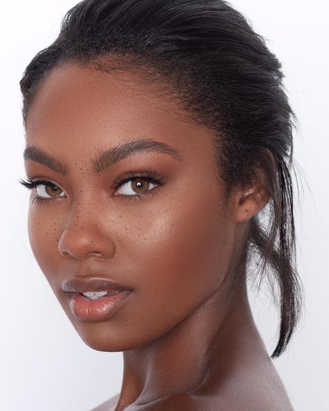 #khaamisa Mekap Mata, Soft Makeup Looks, Brown Skin Makeup, Smink Inspiration, Brown Makeup, Glow Skin, Dark Skin Beauty, Soft Makeup, Dark Skin Makeup