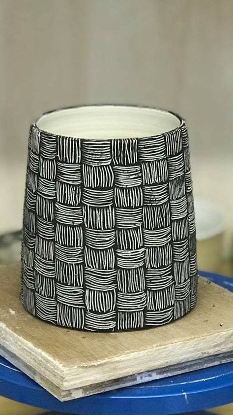 Pottery Scraffito Ideas, Sgraffito Bowl Designs, Scraffito Designs Simple Mug, Scrifito Pottery, Sgrafito Ceramics, Ceramics Scrafitto, Ceramic Patterns Design, Scrafitto Design, Scrafito Ideas