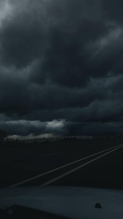 Thunderstorm Aesthetic Dark, Asethic Videos Dark, Fond Tiktok, 4k Nature Videos, Dark Video, Aesthetic Clips, Dark Forest Aesthetic, Sky Gif, Beach Sunset Wallpaper