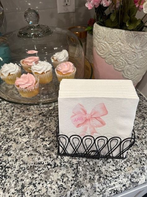 https://theivylion.etsy.com/listing/1695559947 Tea Party Decor, Preppy Decor, Bow Baby Shower, Bridal Shower Tables, Elegant Baby Shower, Tea Party Decorations, Aesthetic Preppy, Social Event